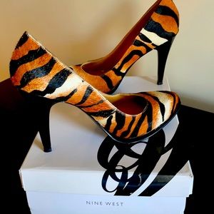 Ladies Nine West faux fur platform pumps